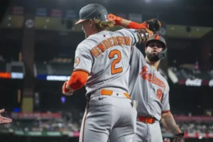 Orioles vencen 10-6 a Rangers en 11 entradas, Laureano da cuatro hits, Gary Sánchez empuja tres