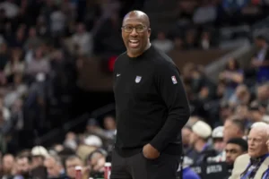 Knicks de Nueva York ofrecen puesto de entrenador a Mike Brown, según fuente de Prensa Asociada