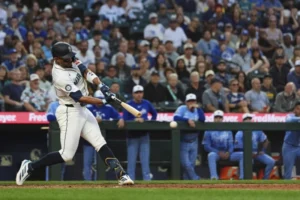 Julio Rodríguez remolca la vuelta ganadora y los Marineros superan 3-2 a Reales de Kansas City