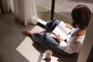 Qué sucede en el cuerpo al tomar el sol a través de una ventana y cómo afecta la vitamina D