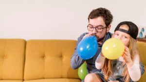 Por qué inhalar helio cambia la voz y cuáles son los riesgos para la salud