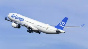 Activan protocolo de seguridad en el AILA por amenaza de bomba en vuelo procedente de Madrid