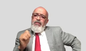El Primer Juzgado de Instrucción del Distrito Nacional dictó medidas de coerción consistentes en impedimento de salida y garantía económica de 500 mil pesos al supuesto detective Ángel Martínez. El imputado quedará en libertad tras una semana detenido en la cárcel del Palacio de Justicia de Ciudad Nueva luego de cometer delito de audiencia precisamente en contra del juez Raymundo Mejía, quien hoy dictó esta medida. Martínez es acusado de difamación e injuria en contra de la ministra de Interior y Policía Faride Raful.