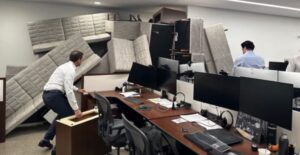 Tiroteo en NY: trabajadores se atrincheran para sobrevivir