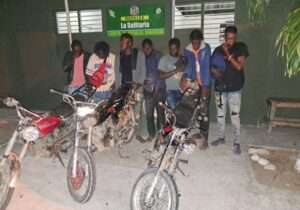 Apresan a siete indocumentados que viajaban en tres motocicletas en Montecristi