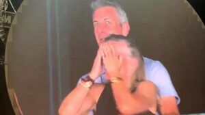La reacción de la esposa de Andy Byron tras viralización de video en concierto de Coldplay