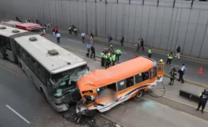 Accidente en el centro histórico de Lima deja 3 muertos y 17 heridos