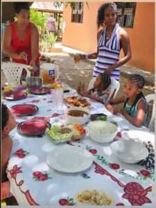 Cardi B muestra su lado más familiar durante visita a la República Dominicana