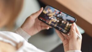 Cómo la velocidad en la reproducción de vídeos y audios afecta la memoria y el aprendizaje digital