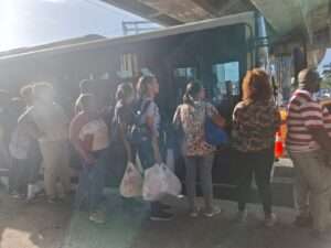 Sigue dificultad en el tránsito en Villa Mella por cierre temporal de estaciones del Metro