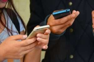 El celular forma parte de la vida del 94% de los dominicanos