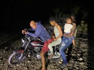 Detienen sargento retirado por transportar inmigrantes haitianos en San Juan de la Maguana