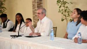 Abinader sostiene encuentro con más de 300 jóvenes de Azua para escuchar sus inquietudes