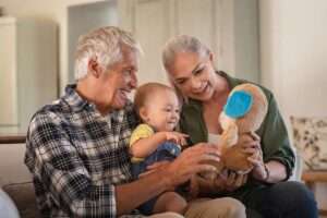 Cinco desafíos y beneficios de los abuelos en la crianza de los niños