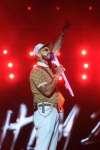 Anuel brinda una noche de trap a sus fans que son "Real hasta la muerte" en el Quisqueya