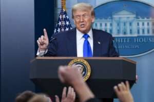 EE.UU. comenzará a enviar notificaciones sobre aranceles este lunes, afirma Trump