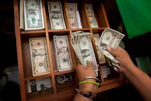 El dólar estadounidense mantiene tendencia al alza tras caída en mayo