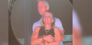 Mujer sorprendida con su amante en un concierto de Coldplay está casada con otro poderoso CEO