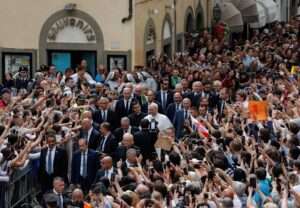 El papa León XIV saluda a comunidad agustina de Chiclayo durante el Ángelus en Castel Gandolfo