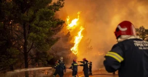 Más de 300 bomberos siguen luchando contra el incendio en el sur de Grecia