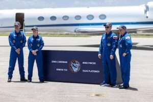 Astronautas de Crew-11 llegan al Centro Espacial Kennedy de la NASA a cinco días del despegue