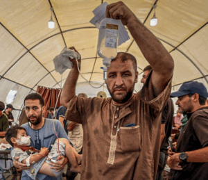 "Los débiles atienden a los débiles": médicos en Gaza se desmayan intentando salvar a sus pacientes hambrientos