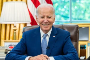 Joe Biden firma acuerdo con Hachette para publicar sus memorias presidenciales