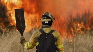 Muere bombero en España y son 4 las víctimas mortales por la ola de incendios