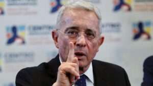 Expresidente Álvaro Uribe es condenado a 12 años de prisión domiciliaria por fraude procesal y soborno a testigos