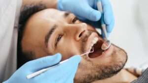 Hábitos cotidianos que manchan los dientes