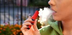 Podrías estar inhalando más que humo: advierten sobre hongos en boquillas de vapes