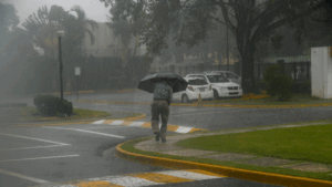 Aguaceros y tronadas volverán este domingo al interior del país; altas temperaturas siguen azotando 