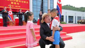 Kim Jong-un celebra la apertura de una nueva granja con residentes de pueblos pesqueros
