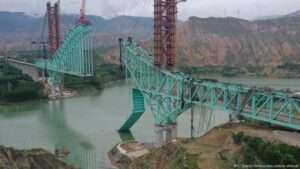 Derrumbe de puente en China deja 12 muertos y varios desaparecidos
