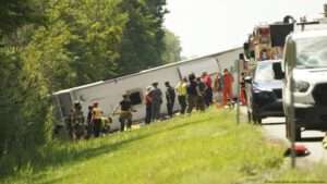 Según autoridades, distracción del chofer pudo causar accidente de bus en Nueva York