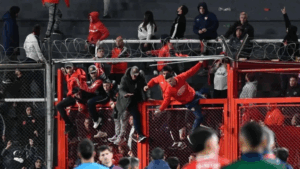 Incidentes violentos obligan a suspender el partido entre Independiente y Universidad de Chile