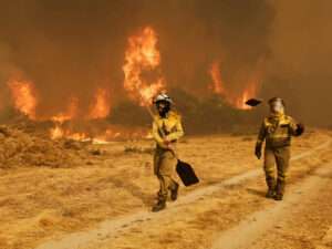 Bombero pierde la vida y ya son 4 las víctimas de la ola de incendios en España