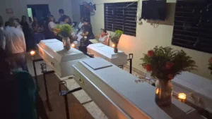 Con profundo dolor, familiares despiden a madre e hijos que murieron por envenenamiento