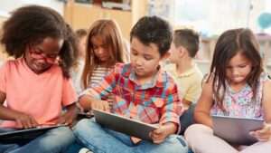 ¿Tu hijo pasa muchas horas frente a una pantalla? Podría estar en riesgo de enfermedades cardíacas