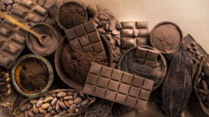 Un alimento tan cotidiano como el chocolate negro podría tener un impacto relevante en la salud: consumir dos tazas diarias de chocolate negro con al menos un 70% de cacao puede duplicar la cantidad de células madre circulantes en sangre, según médicos e investigadores internacionales. Descubren que los gatos pueden desarrollar demencia en una forma similar a los humanos Te puede interesar: Descubren que los gatos pueden desarrollar demencia en una forma similar a los humanos Este hallazgo, respaldado por expertos como William Li, médico e investigador de la Universidad de Harvard, y Rangan Chatterjee, médico británico, abre nuevas perspectivas sobre el potencial del cacao para favorecer la regeneración celular y aportar beneficios en la prevención de enfermedades. El descubrimiento central radica en la capacidad del chocolate negro de alta pureza para incrementar hasta dos veces la presencia de células madre en la sangre. Estas células desempeñan un papel esencial en la reparación y regeneración de tejidos, lo que las convierte en un elemento clave para mantener la salud a largo plazo. Li sostiene que la ingesta diaria de dos tazas de chocolate negro puede ofrecer, además, protección cardiovascular y mayor resistencia frente al envejecimiento. Chatterjee subraya que la clave reside en la composición natural del cacao, especialmente en su elevado contenido de flavonoides, compuestos vegetales con efectos antioxidantes y antiinflamatorios. Los vikingos no solo saqueaban: un nuevo estudio revela una faceta hasta ahora desconocida Te puede interesar: Los vikingos no solo saqueaban: un nuevo estudio revela una faceta hasta ahora desconocida Chocolate negro puro y beneficios del cacao El chocolate negro puro favorece El chocolate negro puro favorece la regeneración celular y aporta beneficios en la prevención de enfermedades, gracias a su alto contenido de flavonoides (Imagen Ilustrativa Infobae) Los especialistas advierten sobre la importancia de distinguir entre el cacao puro y el chocolate convencional con alto contenido de azúcar. El beneficio se asocia exclusivamente al chocolate negro con al menos un 70% de cacao, y preferiblemente superior al 85%, ya que solo así se garantiza una concentración adecuada de flavonoides. El chocolate con azúcares añadidos o bajo porcentaje de cacao no ofrece los mismos efectos positivos y puede resultar perjudicial para la salud si se consume en exceso. Los flavonoides, presentes en abundancia en el cacao, son compuestos naturales que actúan como antioxidantes, protegiendo las células del daño causado por los radicales libres y contribuyendo a la prevención de enfermedades crónicas. Además, estos compuestos estimulan la producción de óxido nítrico, lo que favorece la relajación de los vasos sanguíneos y mejora la circulación. Una revisión de estudios publicada en Frontiers in Immunology destaca que los flavonoides también influyen positivamente en el microbioma intestinal, promoviendo un equilibrio saludable de bacterias y reduciendo la inflamación sistémica. Un innovador panel solar alemán logra una eficiencia récord y reduce el uso de materiales costosos Te puede interesar: Un innovador panel solar alemán logra una eficiencia récord y reduce el uso de materiales costosos Beneficios del chocolate negro para la salud cardiovascular y cognitiva Investigaciones de Harvard demuestran que Investigaciones de Harvard demuestran que el cacao mejora el flujo sanguíneo cerebral y protege las vías nerviosas, especialmente en adultos mayores (Imagen ilustrativa Infobae) El consumo regular de chocolate negro de alta pureza se vinculó a una serie de beneficios adicionales. Entre ellos, la reducción de la presión arterial, la mejora de los niveles de colesterol, el fortalecimiento de las funciones cognitivas y la prevención de enfermedades cardiovasculares, diabetes tipo 2 y deterioro cognitivo. Investigaciones de la Escuela de Medicina de Harvard demostraron que el cacao puede mejorar el flujo sanguíneo cerebral y proteger las vías nerviosas, lo que resulta especialmente relevante en adultos mayores. Farzaneh A. Sorond, de la misma institución, señala que el cacao mejora el acoplamiento neurovascular, una relación fundamental entre el flujo sanguíneo y las necesidades energéticas del cerebro. Además, el consumo de chocolate negro se asocia a mejoras en el estado de ánimo y la reducción del estrés, lo que refuerza su papel como aliado tanto de la salud física como mental. En cuanto a las recomendaciones de consumo, los expertos sugieren optar por chocolate negro sin azúcares añadidos y en porciones controladas, para evitar un aporte calórico excesivo. La dosis diaria de flavonoides considerada beneficiosa, según el profesor Aedin Cassidy de la Queen’s University de Belfast, es de 500 miligramos, cantidad que puede alcanzarse fácilmente con una dieta equilibrada que incluya chocolate negro, té verde, frutos rojos y manzanas. Los especialistas insisten en que el consumo de cacao debe integrarse en un estilo de vida saludable, acompañado de ejercicio regular y una alimentación rica en frutas y verduras. El consumo regular de chocolate El consumo regular de chocolate negro de alta pureza se asocia a la reducción de la presión arterial y la mejora de la salud cardiovascular y cognitiva (Imagen Ilustrativa Infobae) El respaldo científico a estos beneficios proviene de diversas fuentes. Estudios publicados en el Journal of the American Heart Association demostraron que el cacao puede reducir los niveles de colesterol LDL y aumentar el HDL, gracias a compuestos como los polifenoles y la teobromina. Otras investigaciones, como las realizadas por la Escuela de Medicina de Harvard y recogidas en Frontiers in Immunology, evidenciaron la capacidad del cacao para mejorar la sensibilidad a la insulina y retrasar los síntomas del deterioro cognitivo. La investigación liderada por Cassidy y publicada en The Proceedings of the National Academy of Sciences resalta la importancia de los flavonoides en la mejora de la memoria en personas mayores. El cacao, cuyo uso se remonta a las civilizaciones precolombinas, fue valorado durante siglos tanto por su sabor como por sus propiedades medicinales. Hoy, la ciencia moderna continúa desvelando sus múltiples beneficios, consolidando su lugar en la dieta como un alimento funcional que puede contribuir al bienestar general. Con cada avance científico, el chocolate negro de alta pureza se consolida como una opción accesible y placentera para quienes buscan mejorar su salud a través de pequeños cambios en la alimentación diaria.