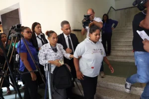 Juez vuelve a aplazar coerción a pareja acusada por muerte de niña de 7 años