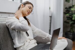 5 ejercicios que pueden corregir la postura y eliminar el “cuello tecnológico”