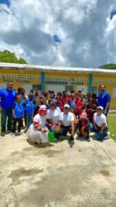 “Pa’ Llevar Alegría” entrega útiles escolares en Hato Mayor