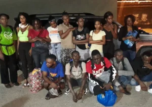 Detienen en Mao vehículo con 14 haitianos indocumentados