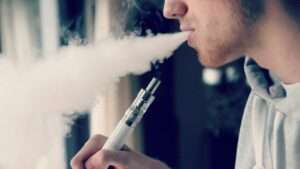 Singapur aplicará 15 latigazos y hasta 20 años de prisión a proveedores de vapeadores
