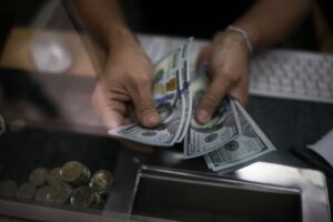Dolarizar: ¿una vía para destrabar la economía argentina?
