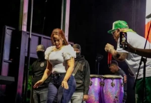 La alcaldesa Betty Gerónimo baila “El Juidero” durante el evento Vive la Patria