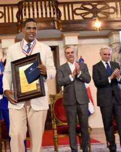 Erodys Santana recibe Premio a la Excelencia Magisterial 2025