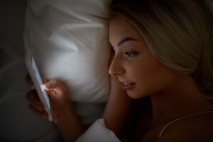 Por qué el uso de pantallas antes de dormir no siempre perjudica el descanso