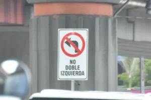 Prohibido el giro a la izquierda en la Kennedy y la 27 de Febrero: guía de rutas alternativas